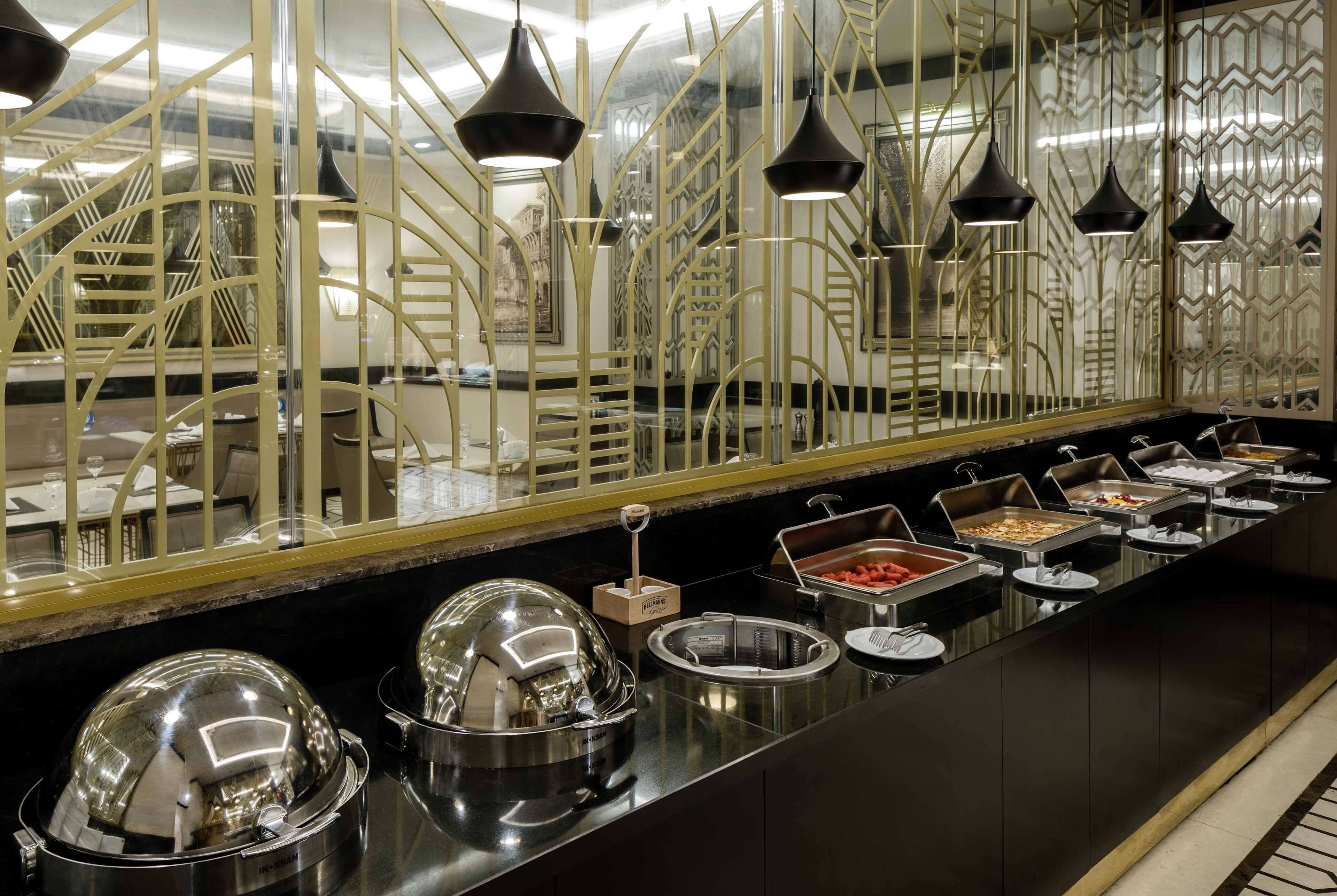 Un buffet composé de différents récipients contenant de la nourriture et agrémenté d’un élément décoratif servant de séparation.