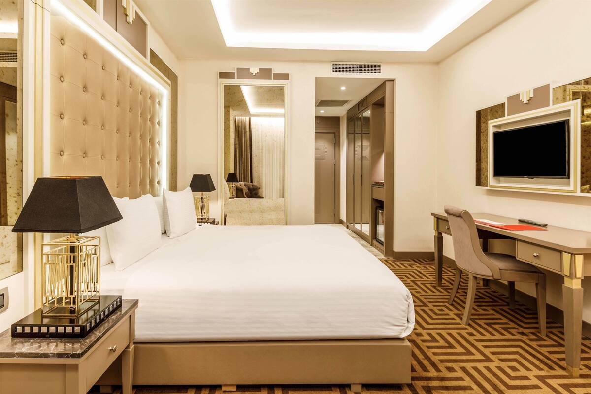 Luxe beddengoed, donsdekens, een minibar, een kluis op de kamer