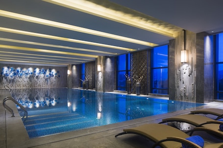 Una piscina cubierta. Wanda Realm Yiwu