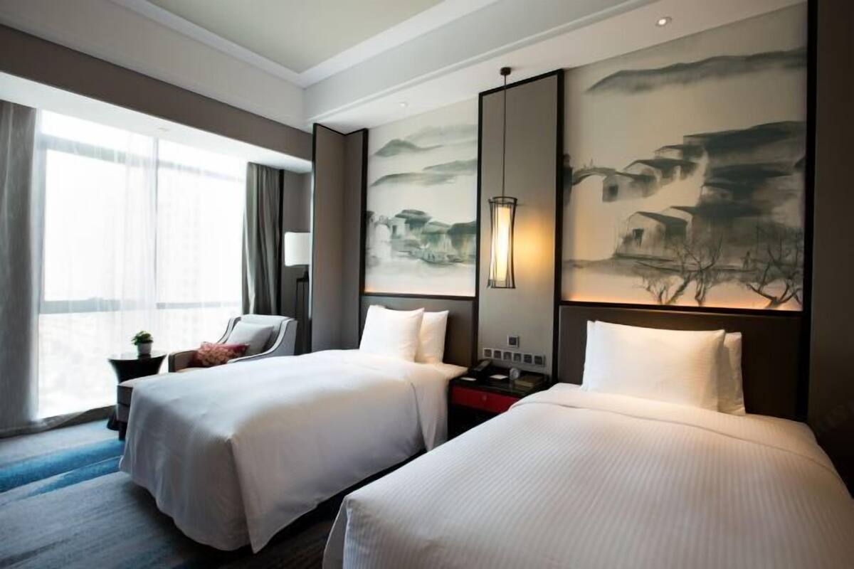 Roupas de cama premium, frigobar, cofres nos quartos