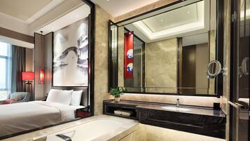 Roupas de cama premium, frigobar, cofres nos quartos