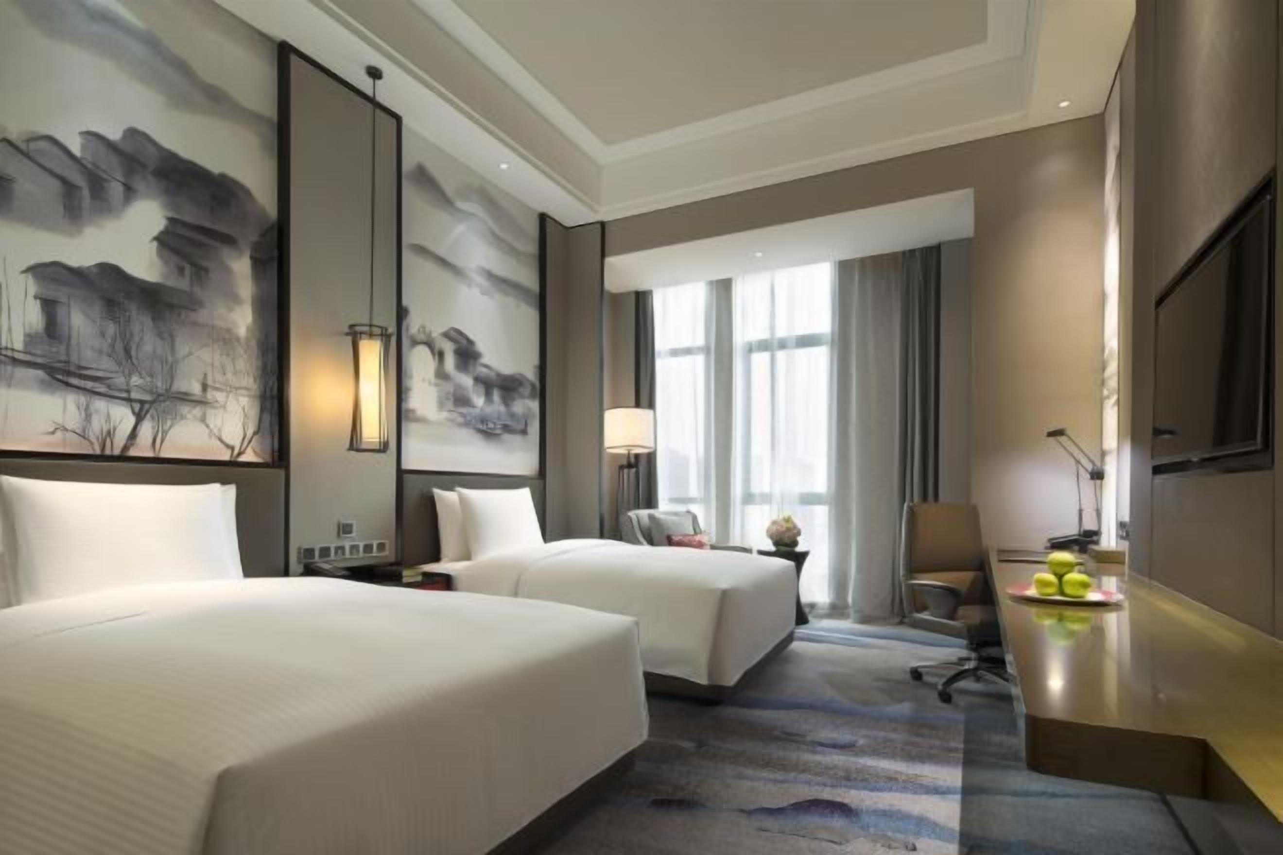 Seprai premium, minibar, brankas, dan didekorasi berbeda-beda