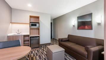 開放式客房, 1 張特大雙人床 (with Sofa Bed) | 書桌、熨斗/熨衫板、免費嬰兒床、免費摺床/加床