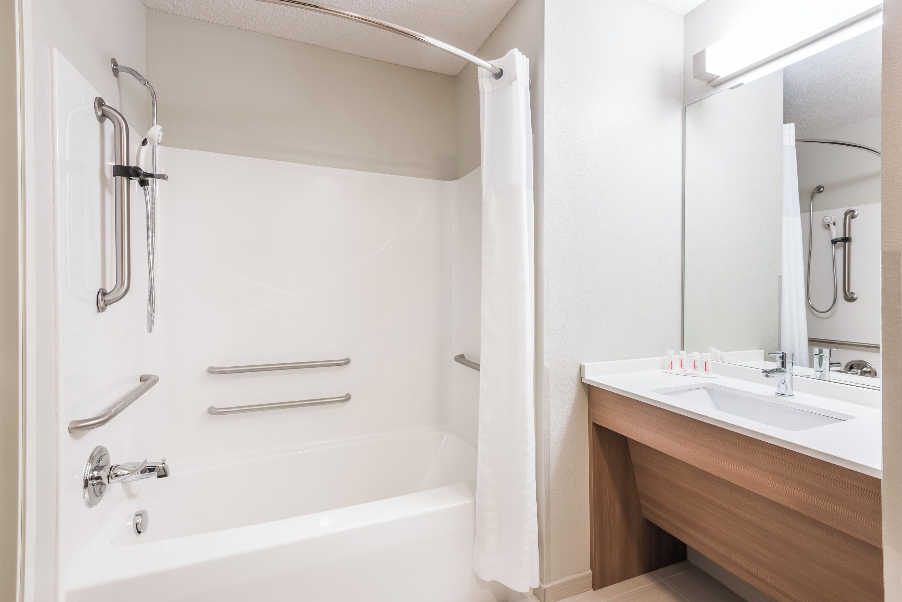 Combined shower/bathtub, free toiletries, hair dryer, towels