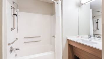 Combined shower/bathtub, free toiletries, hair dryer, towels