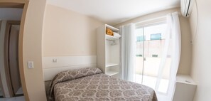 Escritorio, cortinas blackout y tabla de planchar con plancha