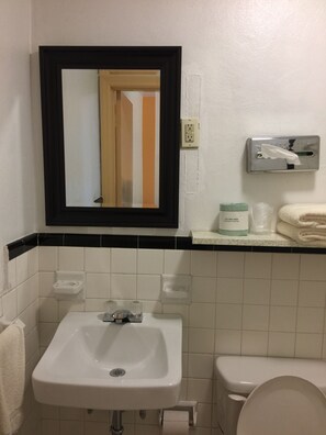 Room, 2 Queen Beds, Non Smoking | Bathroom | Combined shower/tub, free toiletries, hair dryer, towels - Old Kentucky Home Motel (Bardstown)