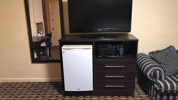 Room, 1 King Bed, Non Smoking | Iron/ironing board, rollaway beds, free WiFi