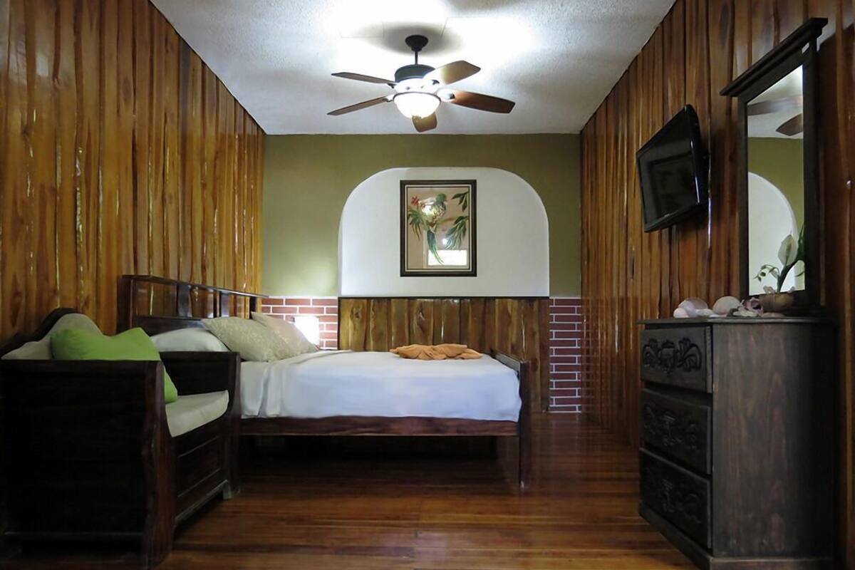 Standard Room, 1 King Bed | In-room safe, rollaway beds (surcharge), WiFi (free)