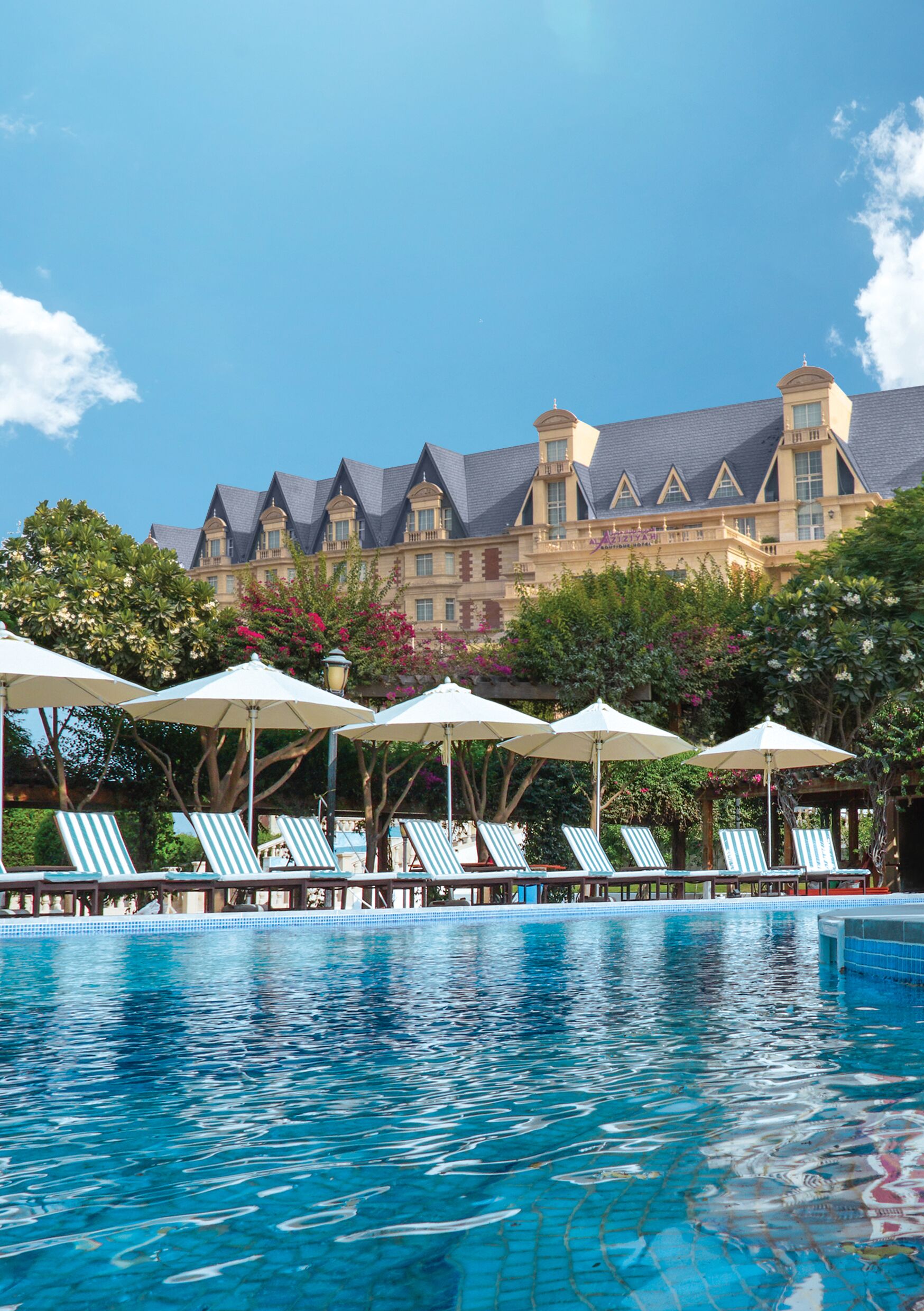 Una piscina techada, una piscina al aire libre