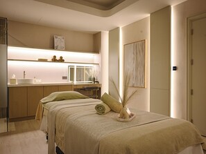 Sauna, bain à remous, hammam, soins corporels, soins du visage