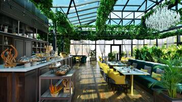 Desayuno completo diario (QAR 135 por persona)