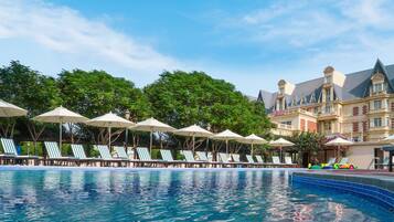 Innenpool, Außenpool, geöffnet von 07:00 Uhr bis 19:00 Uhr, Liegestühle