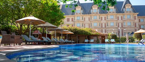 Piscine couverte, piscine extérieure, chaises longues