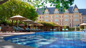 Innenpool, Außenpool, geöffnet von 07:00 Uhr bis 19:00 Uhr, Liegestühle