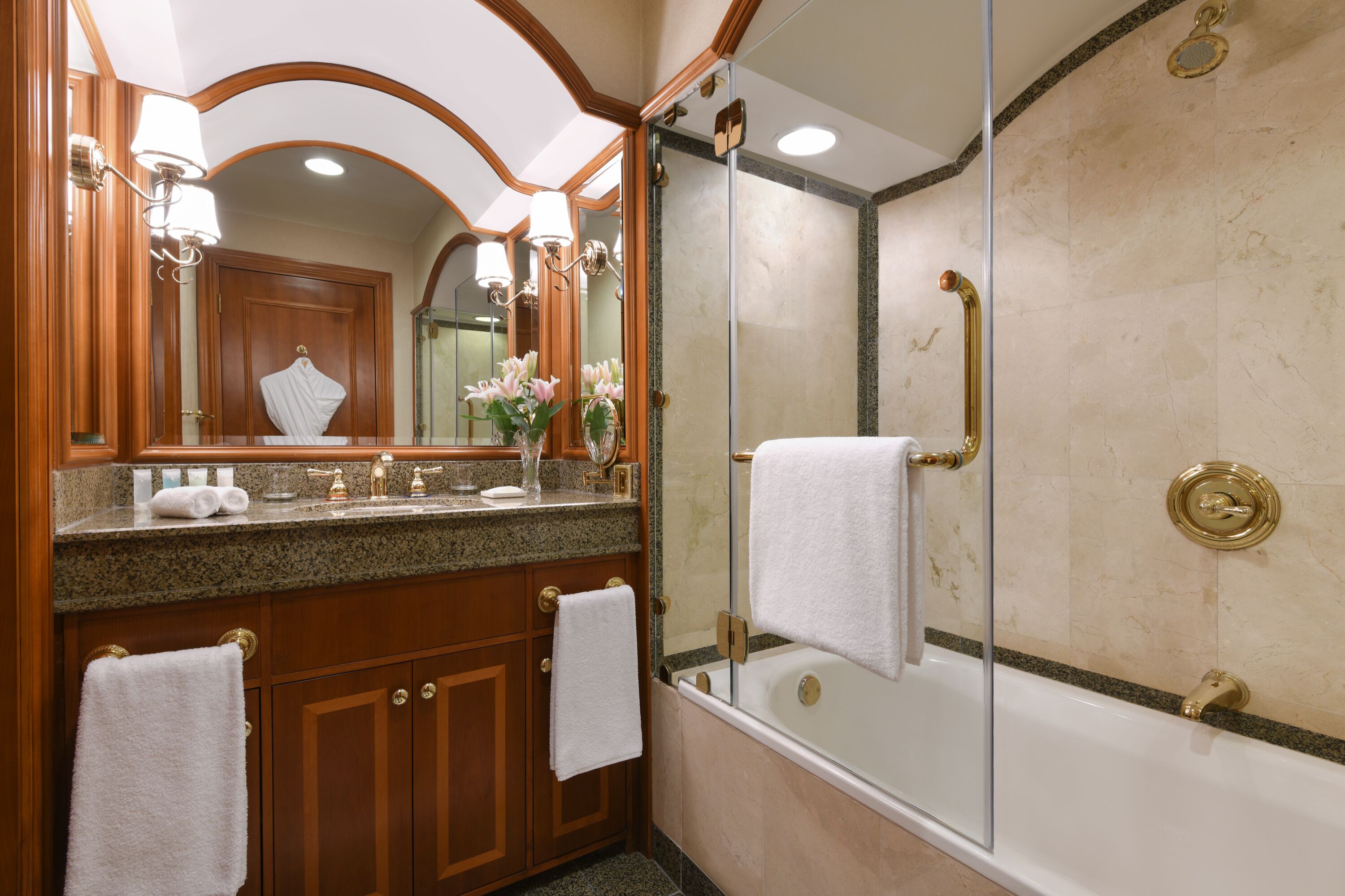 deluxe twin room | bathroom | separate bathtub and shower, free toiletries, hair dryer, bathrobes