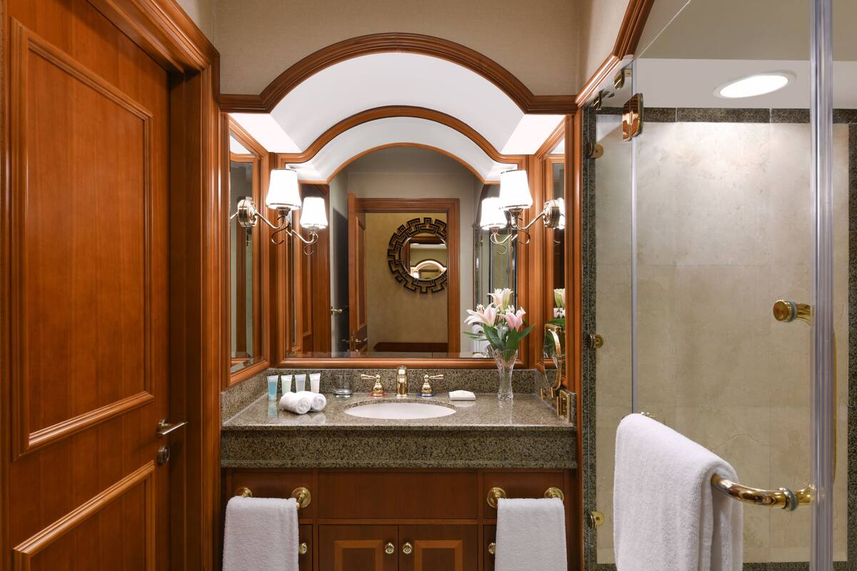 deluxe twin room | bathroom | separate bathtub and shower, free toiletries, hair dryer, bathrobes