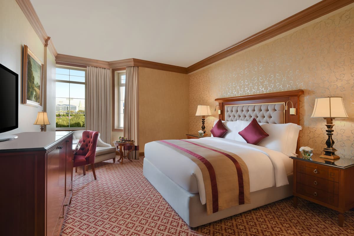 deluxe room, 1 king bed. | hypo-allergenic bedding, minibar, in-room safe, desk