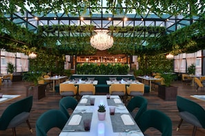 3 restaurants servant le petit déjeuner, spécialités Cuisine anglaise