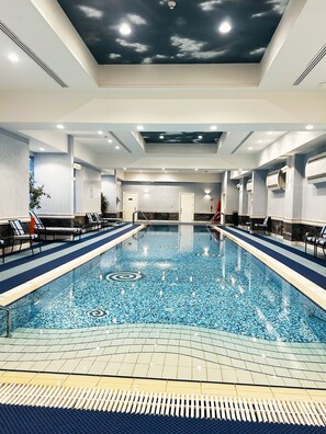 Piscine couverte, piscine extérieure, chaises longues