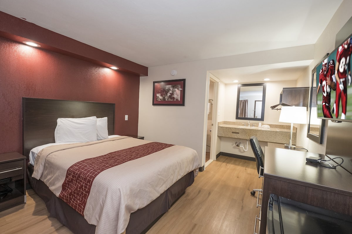 Escritorio, wifi gratis, ropa de cama y despertador