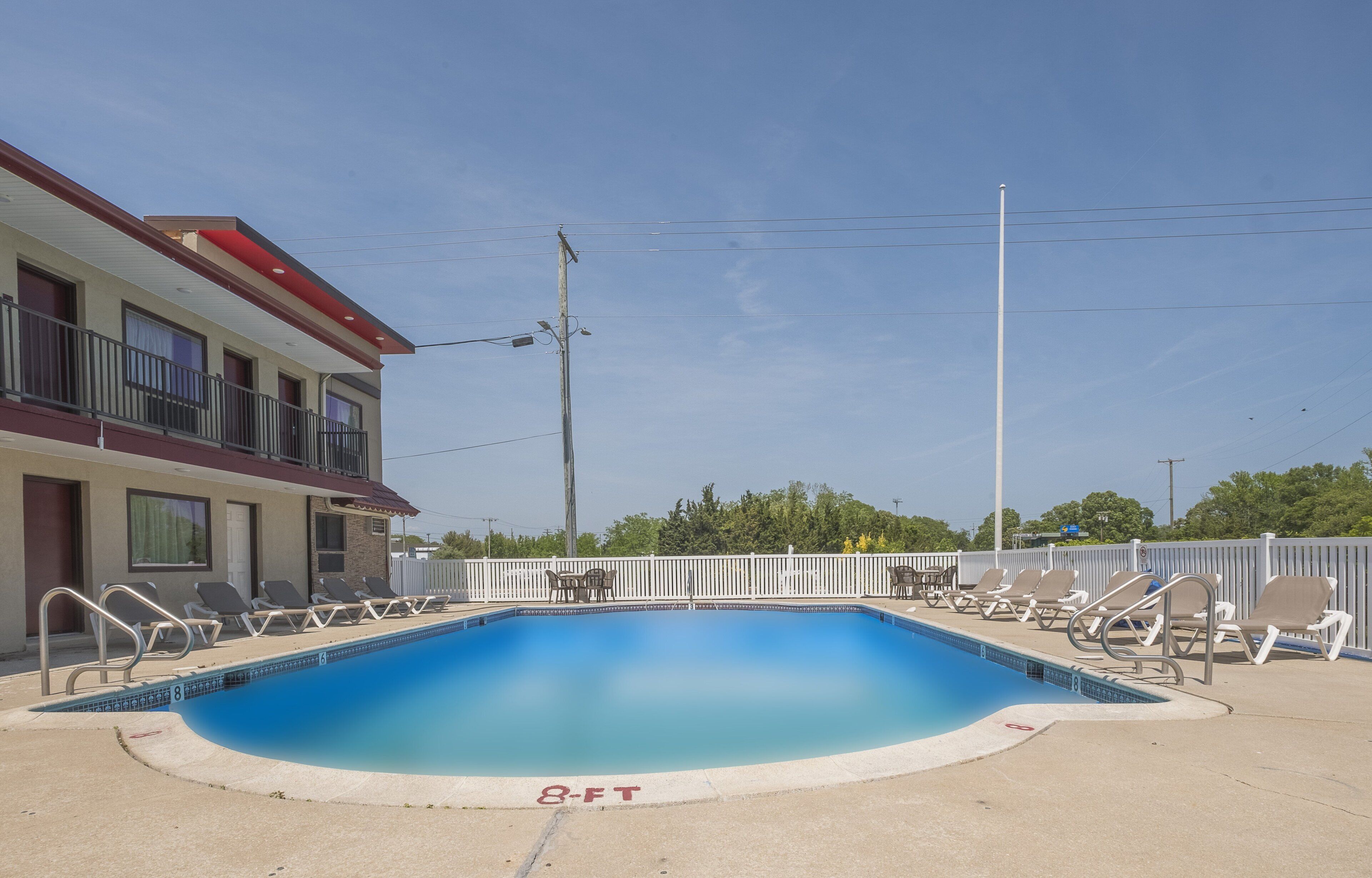 Una piscina al aire libre de temporada