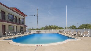 Seasonal outdoor pool - Red Roof Inn Wildwood - Cape May/ Rio Grande (Rio Grande)