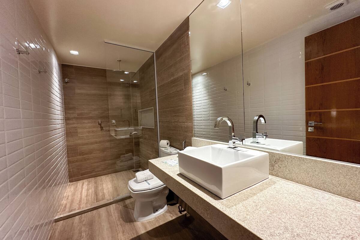 exclusive com piscina, 1 queen bed | bathroom | shower, rainfall showerhead, free toiletries, hair dryer