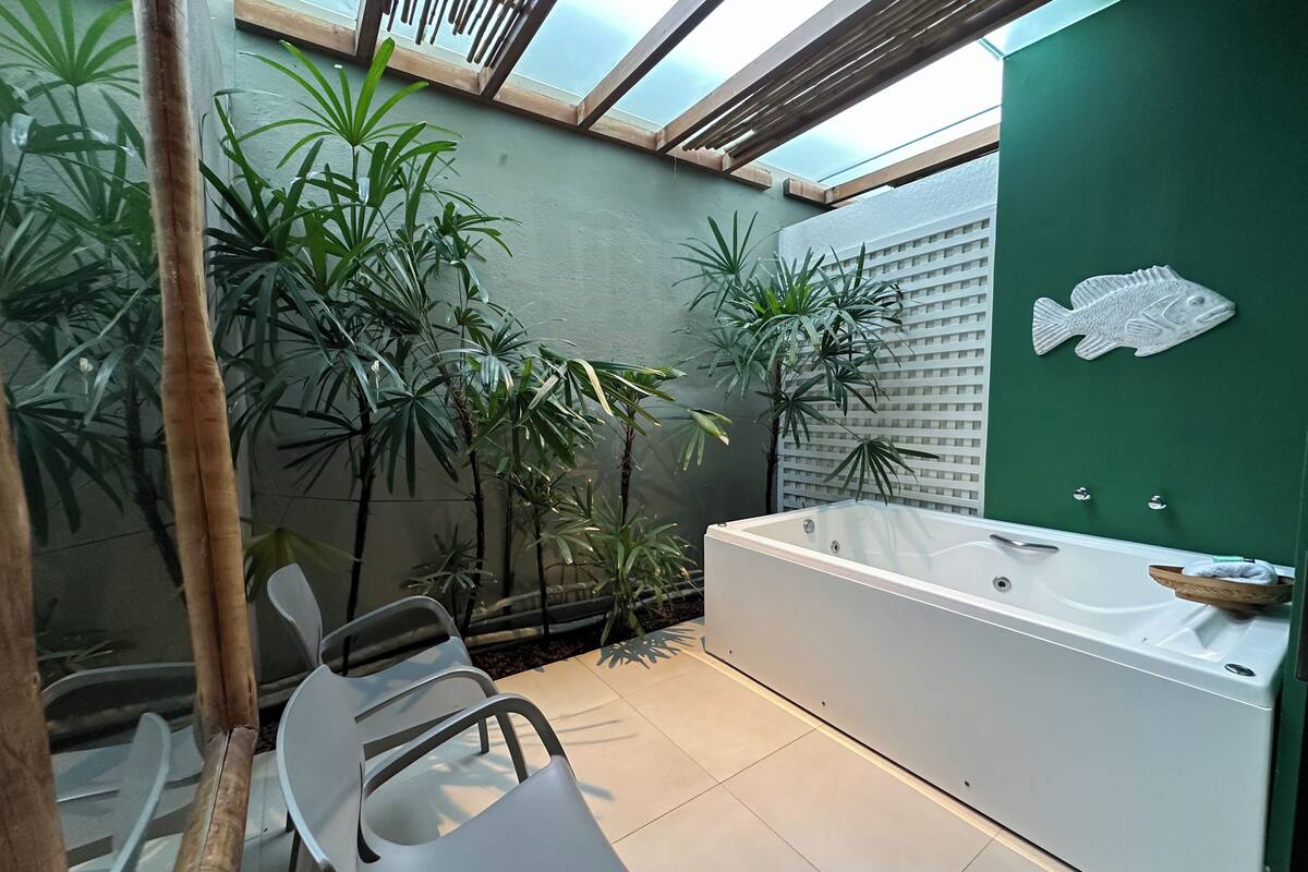 deluxe room, 1 queen bed | private spa tub