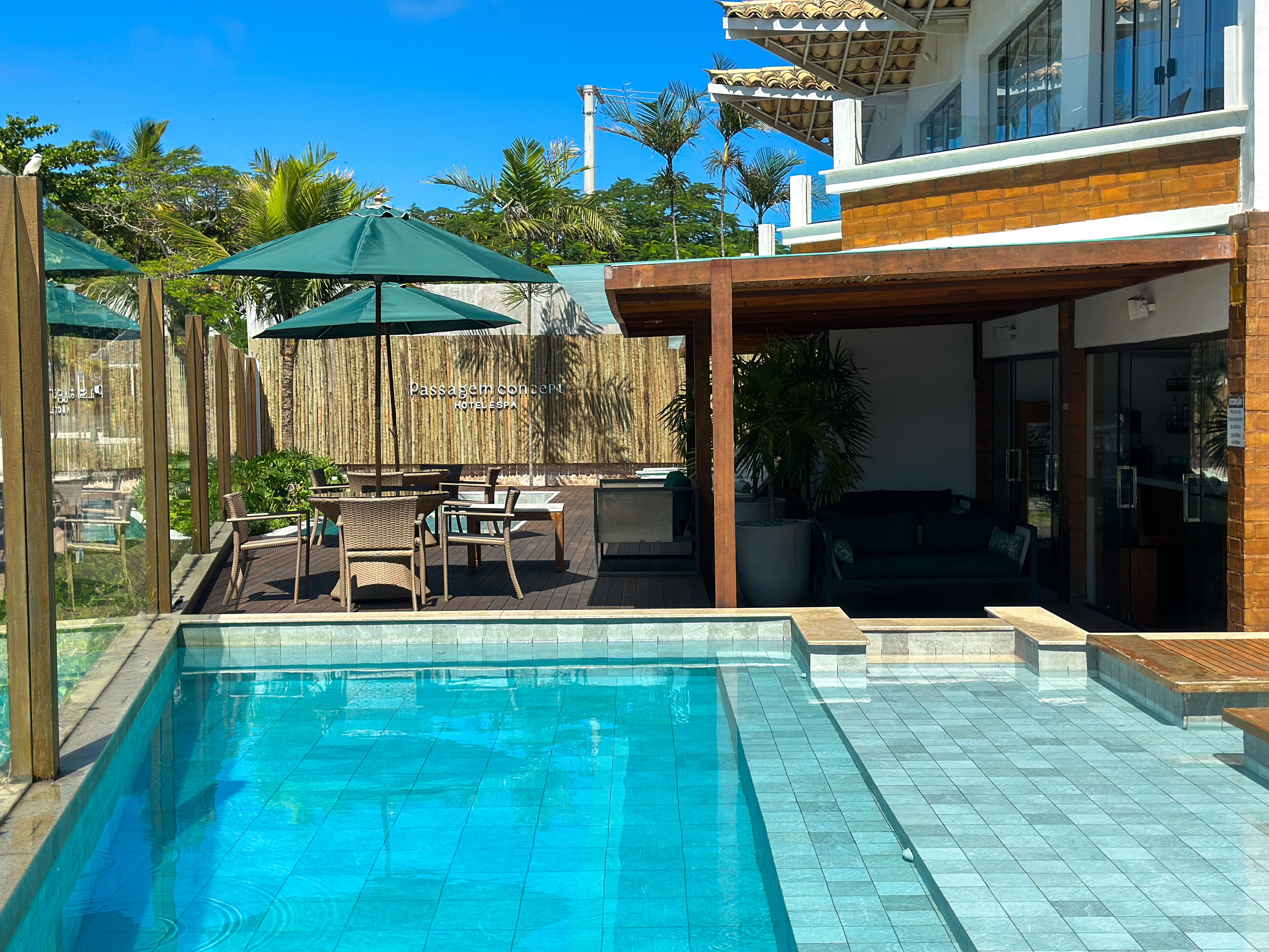 Una piscina al aire libre