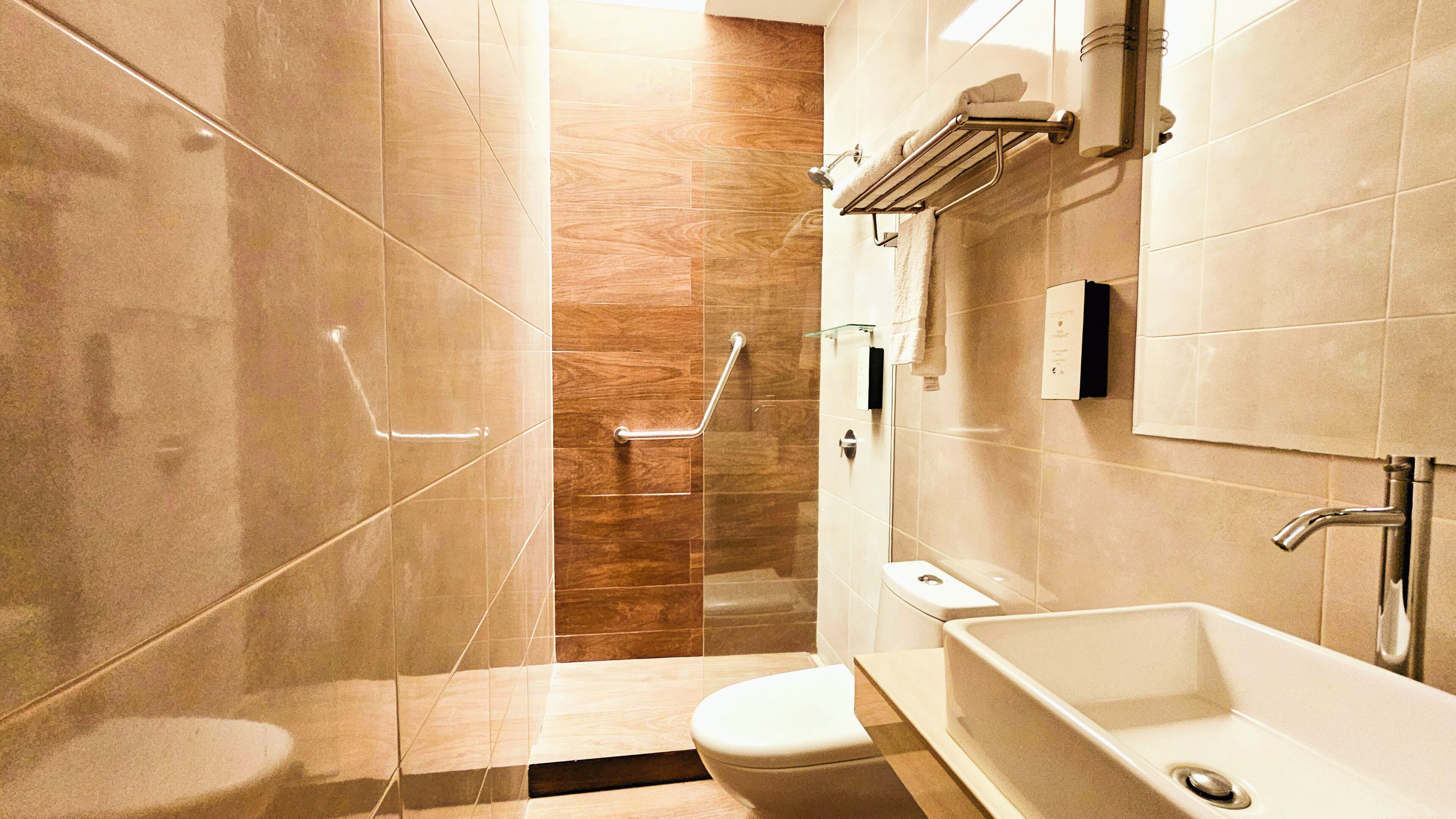 standard single room | bathroom | free toiletries, hair dryer, towels