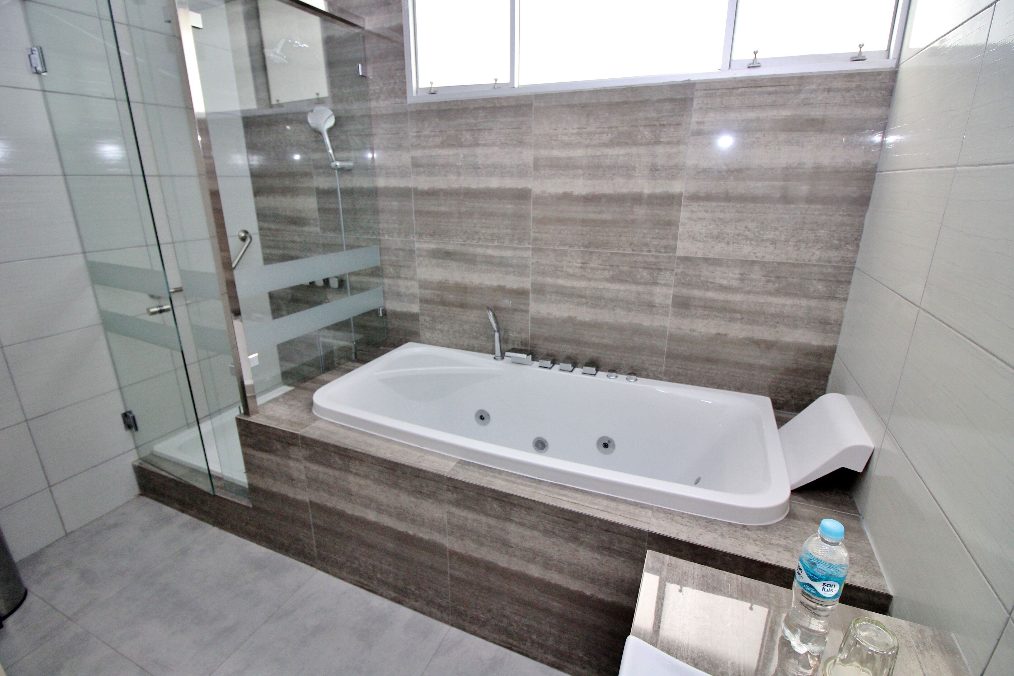 junior suite | bathroom | free toiletries, hair dryer, towels