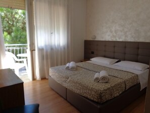 双人房或双床房 | 办公桌、免费 WiFi