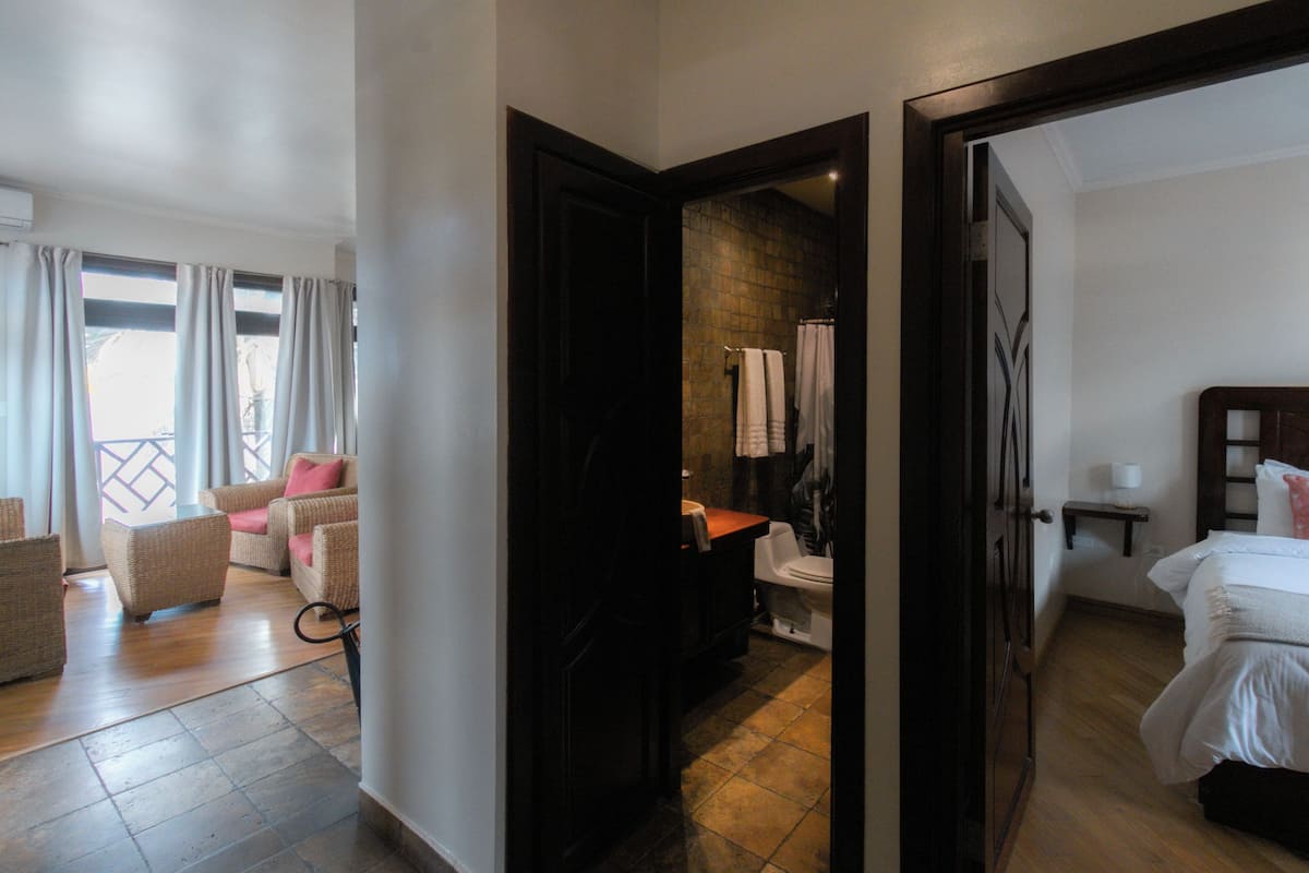 Luxe suite, 1 slaapkamer, uitzicht op zee | Lakens van Egyptisch katoen, luxe beddengoed, donzen dekbedden