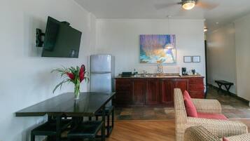 Suite de lujo, 1 habitación, vista al mar | Cocina privada | Cafetera y tetera y congelador