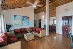 Luxury-Penthouse | Wohnbereich | 32-Zoll-LCD-Fernseher mit Kabelempfang, Fernseher