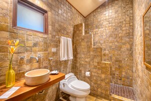 Luxury Süit, 1 En Büyük (King) Boy Yatak, Deniz Manzaralı | Banyo | Geniş duş başlığı, ücretsiz banyo/kozmetik ürünleri 