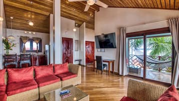 Luxury-Penthouse | Wohnbereich | 32-Zoll-LCD-Fernseher mit Kabelempfang, Fernseher