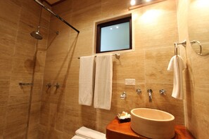 Standaard kamer | Badkamer | Een regendouche, gratis toiletartikelen, een haardroger, handdoeken