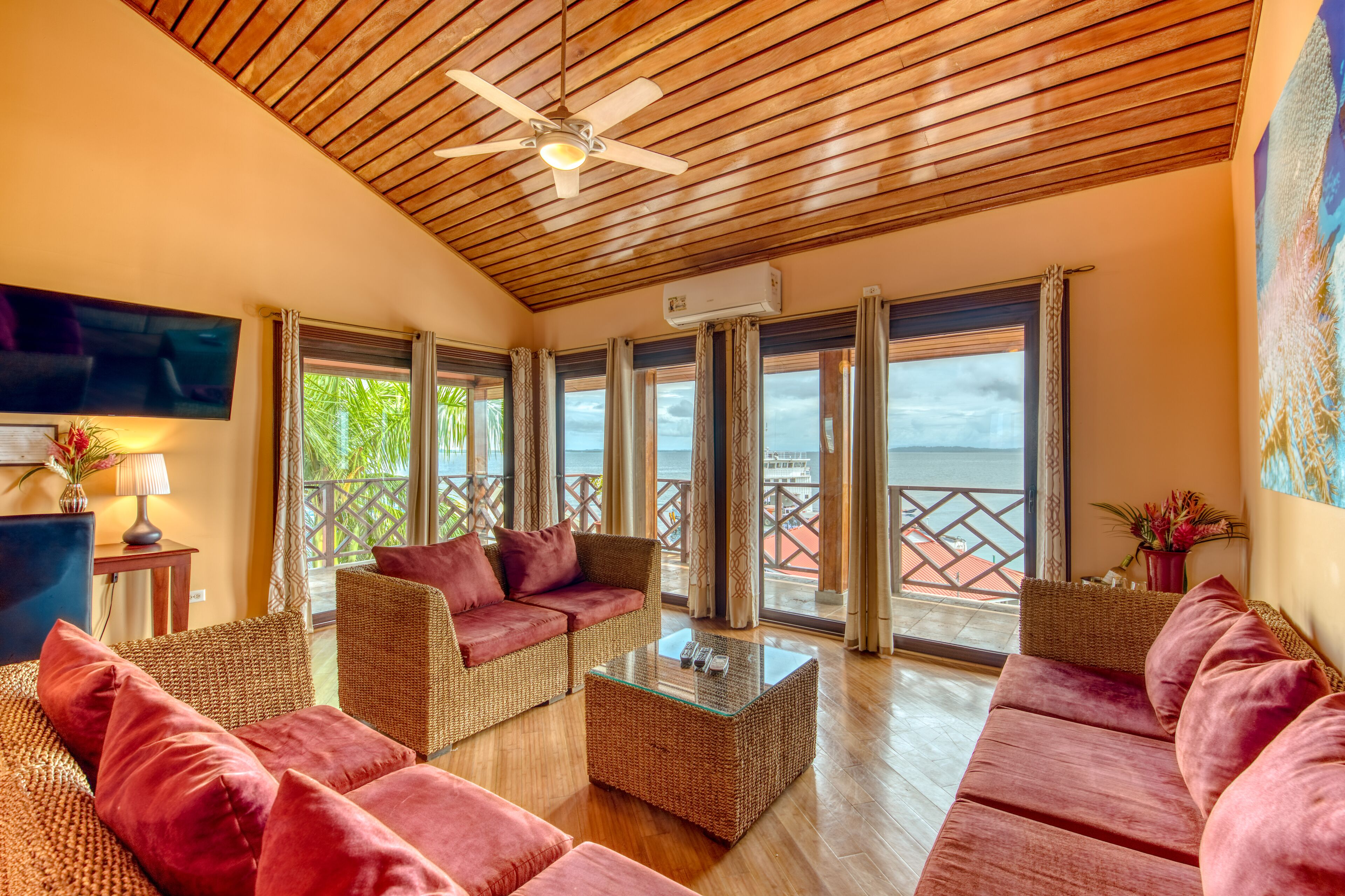 penthouse suite | living area | 32-inch lcd tv with cable channels, tv