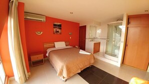 Premium bedding, in-room safe, desk, iron/ironing board - Hotel Libertad (Trujillo)