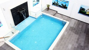 Una piscina al aire libre de temporada