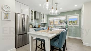 Refrigerador con freezer, microondas, horno, placa de cocina