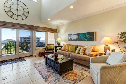 Pet Friendly Condo with Private Parking and Elevator by RedAwning