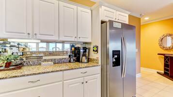 Condo, 3 Bedrooms | Dapur peribadi | Peti sejuk/penyejuk beku saiz penuh, ketuhar gelombang mikro, ketuhar