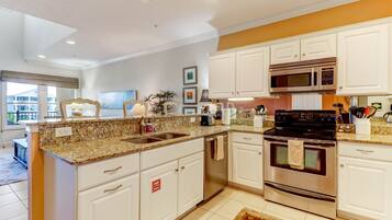 Condo, 3 Bedrooms | Private kitchen | Full-size fridge, microwave, oven, stovetop