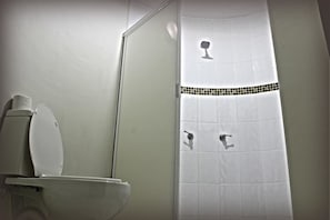Shower, free toiletries, towels - Hotel Queenton (Salamanca)