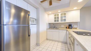 Appart'hÎtel, 1 chambre | Cuisine privée | Grand réfrigérateur, micro-ondes, four, plaque de cuisson