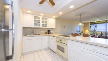 Appart'hÎtel, 1 chambre | Cuisine privée | Grand réfrigérateur, micro-ondes, four, plaque de cuisson