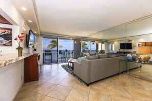 Living room - Royal Kahana 409 - 1Br Condo (Lahaina)